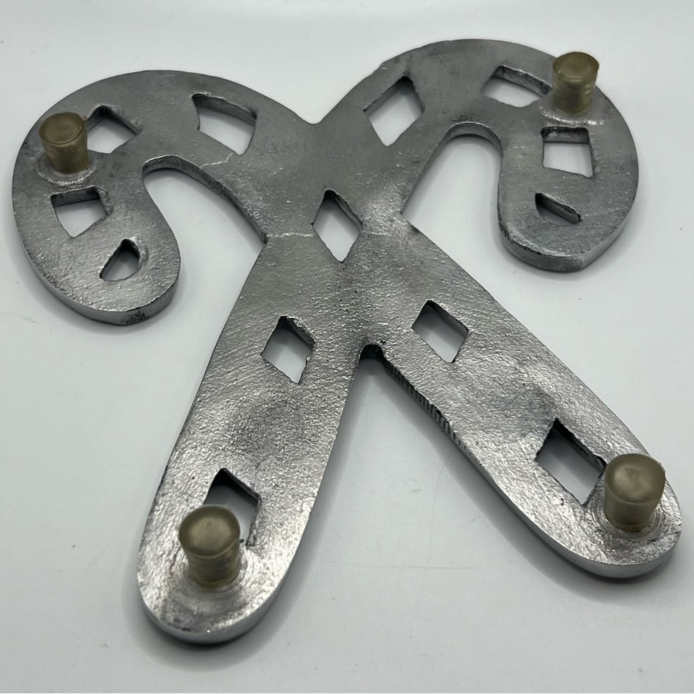 😎LAST CHANCE! $5/OR OFFERS CONSIDERED! Cast Aluminum Candy Cane Trivet PotHolder - Picture 4 of 5